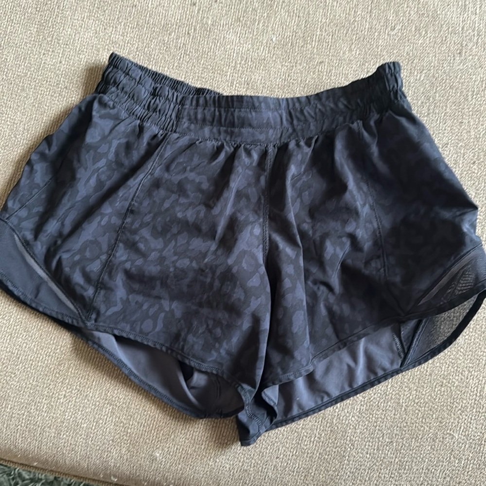 Lululemon Hotty Hot 4” Shorts - Size 8 - black leopard